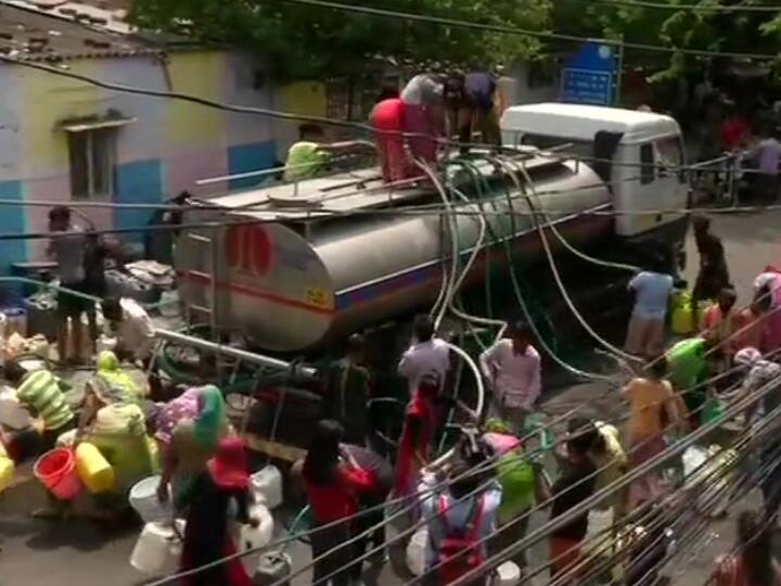 ఎన్‌డిఎంసి ట్యాంకర్ పైకి ఎక్కే మహిళలను వైరల్ వీడియో చూపించిన తర్వాత ఆప్ ప్రభుత్వం ఫ్లాక్ గీస్తుంది