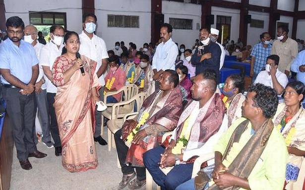 కోటియా గ్రామస్తులకు ఆదుకుంటామని విజయనగరం కలెక్టర్ హామీ ఇచ్చారు