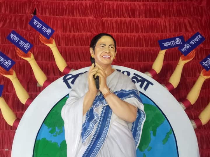 తుమీ భోర్షా నజ్రుల్ పార్క్ పూజ కమిటీ పశ్చిమ బెంగాల్‌లోని దేవి విగ్రహం స్థానంలో ముఖ్యమంత్రి మమతా బెనర్జీని నియమించింది.