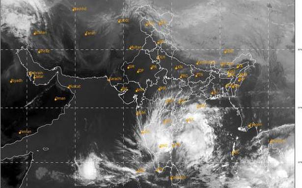 అల్పపీడనం గురువారం సాయంత్రం TN తీరం దాటడం ప్రారంభమవుతుంది