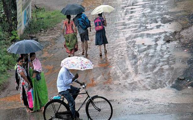 దక్షిణ కోస్తా ఏపీలో భారీ వర్షాలు సాధారణ జనజీవనం అస్తవ్యస్తంగా మారాయి