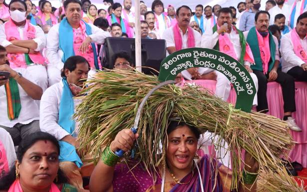 రబీలో వరి ధాన్యం కొనుగోలు చేయాలని డిమాండ్‌ చేస్తూ కేంద్రంపై టీఆర్‌ఎస్‌ గళం విప్పింది