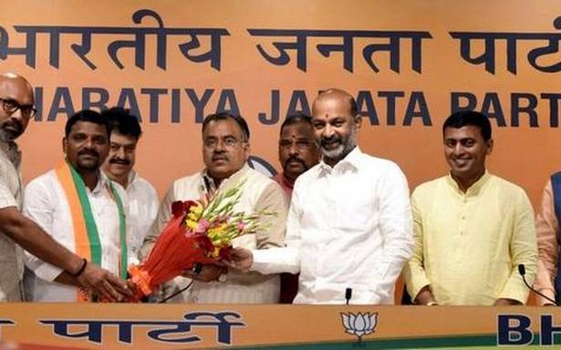 తన కుమారుడిపై చేసిన ట్వీట్లపై కేటీఆర్ మండిపడ్డారు