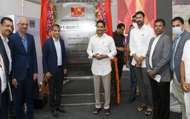పులివెందులలో ఆదిత్య బిర్లా గ్రూప్‌కు చెందిన వస్త్రాల తయారీ యూనిట్‌కు శంకుస్థాపన చేసిన సీఎం