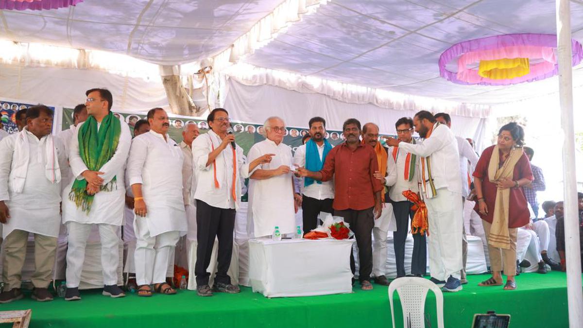 ధరణి బాధిత భూ యజమానులకు కాంగ్రెస్ 'గ్యారంటీ కార్డులు' పంపిణీ చేసింది