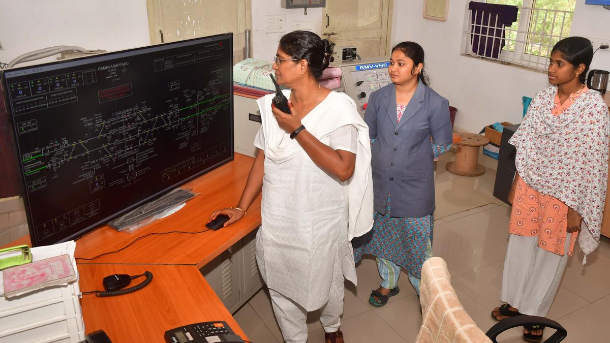 రామవరప్పాడు మహిళా సిబ్బందితో కూడిన రైల్వే స్టేషన్ ఇప్పటికీ వాగ్దానం చేసిన అభివృద్ధి కోసం వేచి ఉంది