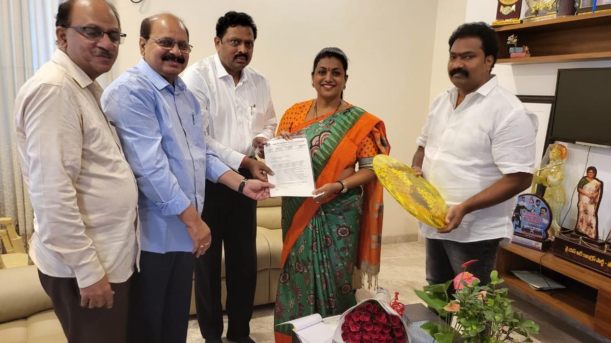 ఏపీలోని హోటళ్ల వ్యాపారులు హాస్పిటాలిటీ రంగానికి పరిశ్రమ హోదాను కోరుతున్నారు