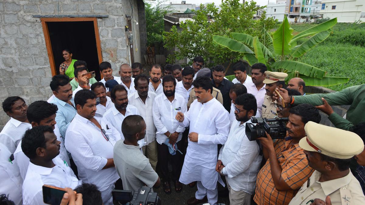 ఒంగోలులో కొట్టిన, మూత్ర విసర్జనకు గురైన గిరిజన యువకుడికి న్యాయం చేస్తానని ఆంధ్రప్రదేశ్ ఎస్టీ కమిషన్ హామీ ఇచ్చింది.