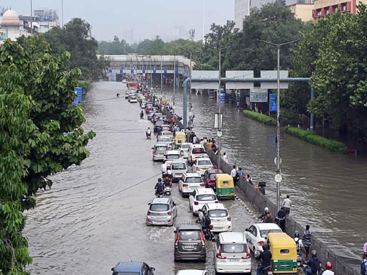 ఢిల్లీలో 3 గంటల్లో 11 మిల్లీమీటర్ల వర్షపాతం నమోదవడంతో తీవ్రమైన నీటి ఎద్దడి, ట్రాఫిక్ రద్దీ - చూడండి