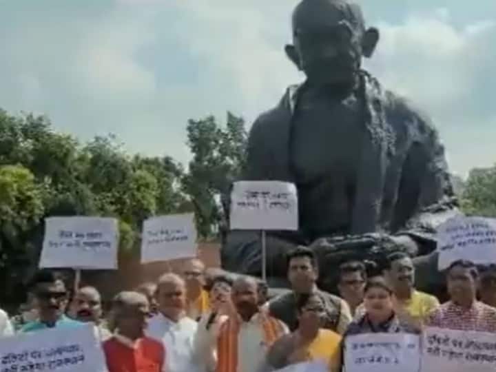ఢిల్లీలోని గాంధీ విగ్రహం ముందు 'మహిళలపై పెరుగుతున్న నేరాలకు' వ్యతిరేకంగా బీజేపీ రాజస్థాన్ ఎంపీలు నిరసన చేపట్టారు.