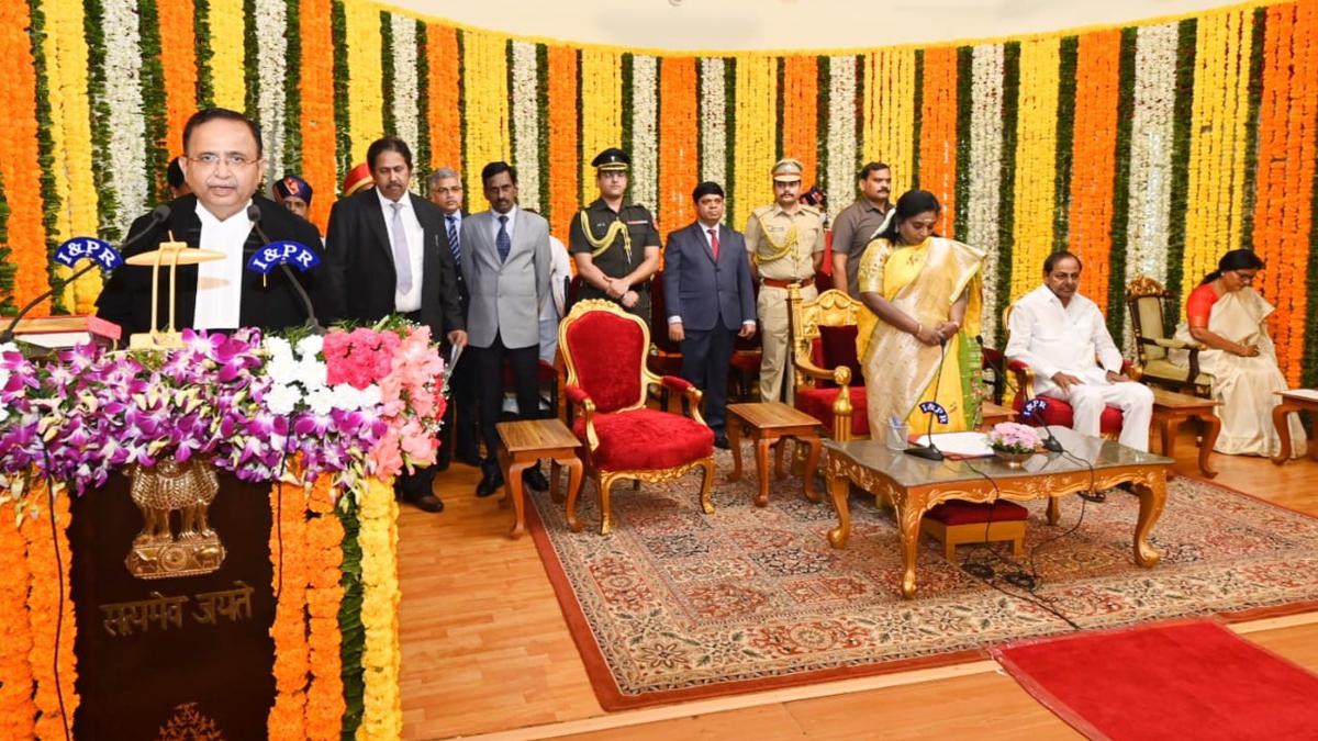 తెలంగాణ హైకోర్టు ప్రధాన న్యాయమూర్తిగా జస్టిస్ అలోక్ ఆరాధే ప్రమాణ స్వీకారం చేశారు