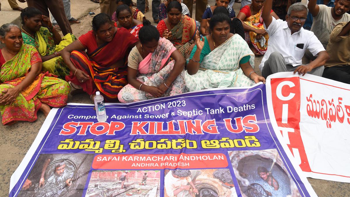 ప్రభుత్వం  విజయవాడలో మరణించిన పారిశుధ్య కార్మికుని కుటుంబాన్ని ఆదుకుంటామని హామీ ఇచ్చారు