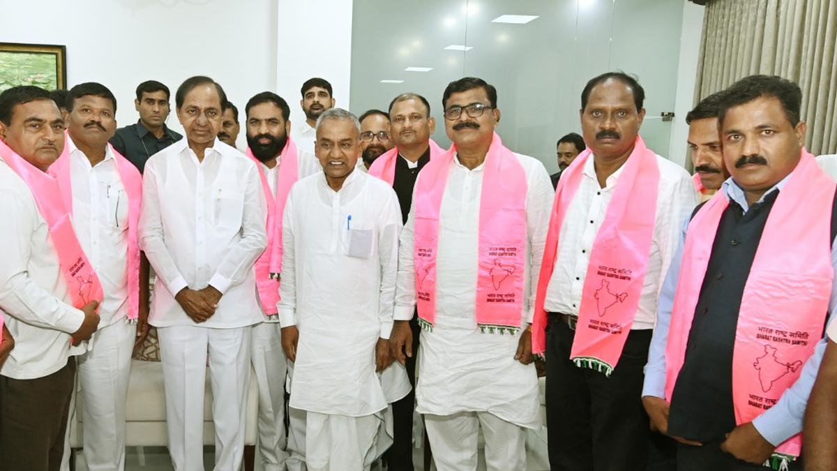 మహారాష్ట్రకు చెందిన పలువురు మాజీ సైనికులు BRSలో చేరారు