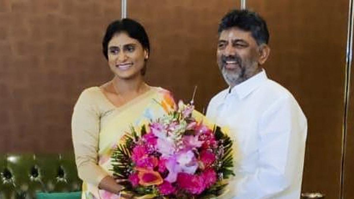 రాహుల్ గాంధీకి కృతజ్ఞతలు తెలుపుతూ షర్మిల చేసిన ట్వీట్ ఆమె కాంగ్రెస్‌కు దగ్గరవుతున్నట్లు సూచిస్తోంది